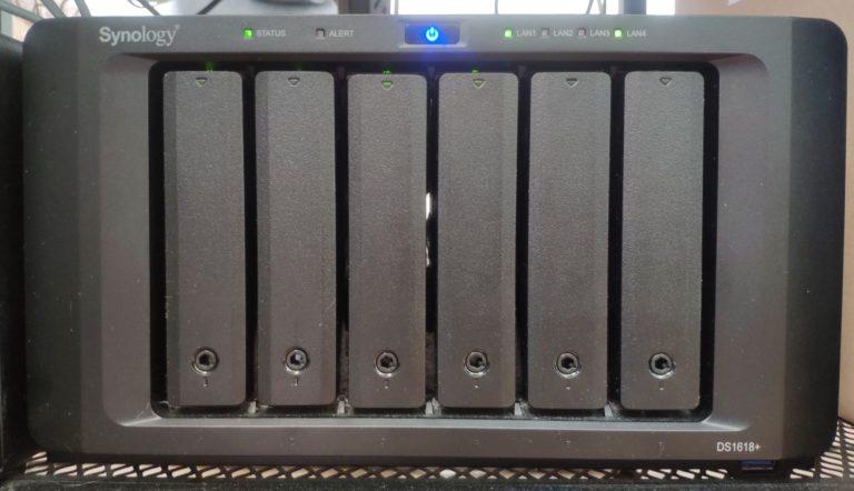 Synology DS1618+ - widok od przodu