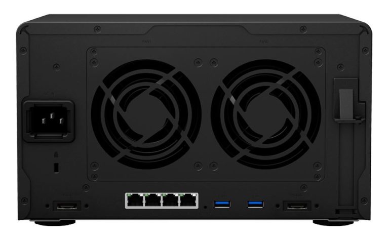 Synology DS1618+ - widok od tyłu