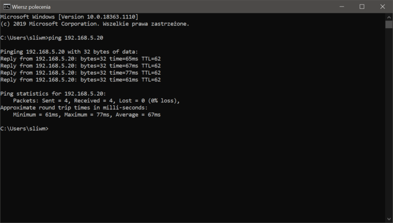 Zrzut ekranu z wiersza poleceń, prezentujący działanie funkcji ping, z komputera w mieszkaniu do dysku sieciowego w domu.