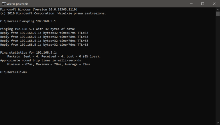 Zrzut ekranu z wiersza poleceń, prezentujący działanie funkcji ping, z komputera w mieszkaniu do routera w domu.
